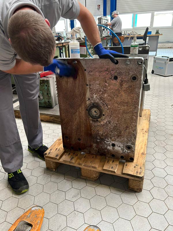 Anwendung von Topclean auf einem Maschinenteil.