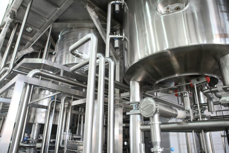 Edelstahltank mit Rohrleitungen in einer Produktionsanlage