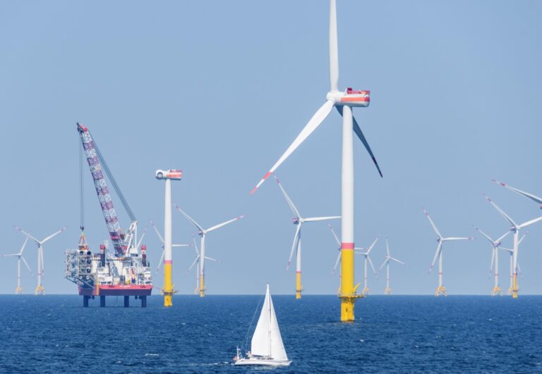 Parco eolico offshore con nave di installazione nel Mare del Nord